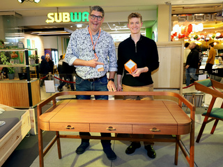 Die Gute Form 2025, Platz 1: Benedikt Kordaß, Schreibtisch "Aurum Desk" in amerikanischem Nussbaum mit Sponsor Markus Gutzer (FSG GmbH)