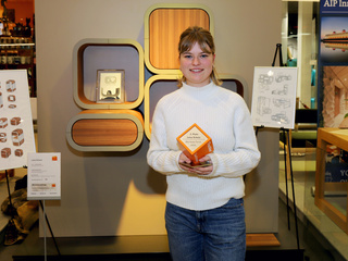 Die Gute Form 2025, Platz 2: Lena Schulz, "Clu" Systemmöbel in Nussbaum und HPL.