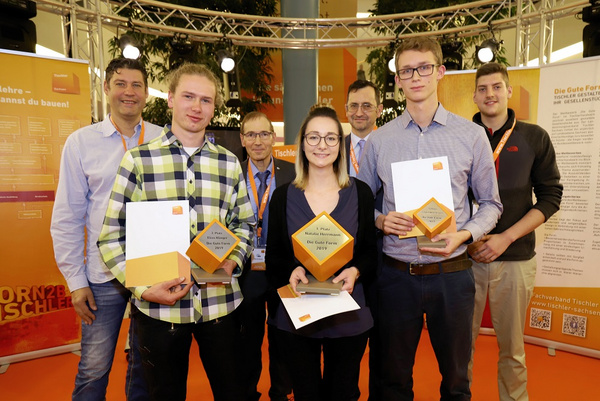 Sieger und Sponsoren (v.l.) Markus Gutzer, FSG GmbH (Sponsor) Elias Klinger, 2. Platz Bernd Amann, IKK classic (Sponsor) Natalie Herrmann, 1. Platz Matthias Zieher, Signal Iduna (Sponsor) Samuel Windsheimer, 3. Platz Johannes Bänsch (Teilnehmer der WorldSkills 2019) Foto: Matthias Ander