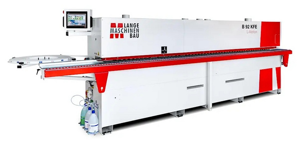 Eine Veranstaltung unseres Tischlerpartners HD Holzbearbeitungstechnik Dresden: Einladung zu den Anwendertagen "Kantenanleimtechnik" 2026. Hier im Bild: Lange Maschinenbau Kantenanleimmaschine B 09 KFE L-Motion
