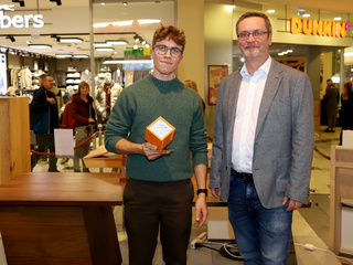 Die Gute Form 2025, Platz 3: Laurenz Fahle, Avant Desk in amerikanischem Nussbaum und Edelstahl mit Sponsor Arkadiusz Major (IKK classic).