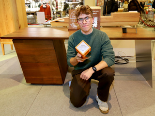 Die Gute Form 2025, Platz 3: Laurenz Fahle, Avant Desk in amerikanischem Nussbaum und Edelstahl.