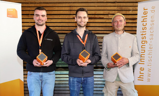 Der Sächsische Meisterpreis im Tischlerhandwerk 2025 - die strahlenden Sieger (v.l.): Thomas Viehweger (Platz 3), Dominik Hensiek (Platz 1), Ramon Rischer (Platz 2)