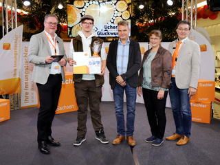 Die Gute Form 2025, Sonderpreis Oberfläche: Ägidius Bresan, "Wai Hai" in Rüster.