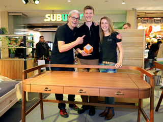 Die Gute Form 2025, Platz 1: Benedikt Kordaß, Schreibtisch "Aurum Desk" in amerikanischem Nussbaum. Ausbildungsbetrieb: HVP Plus GmbH